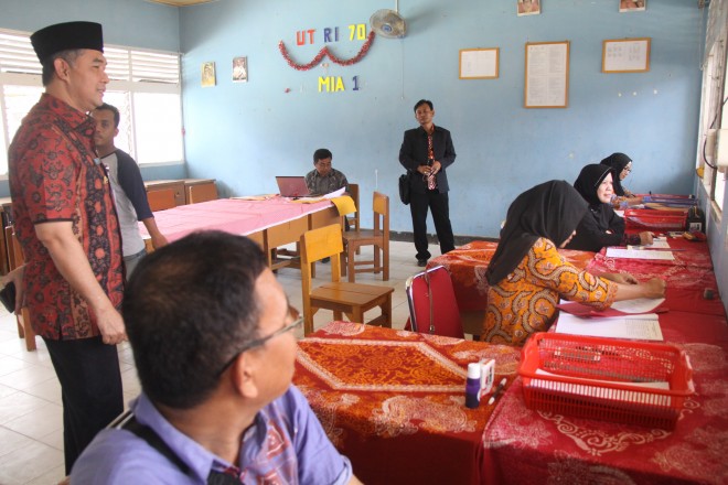 Wali Kota Jambi, Sy Fasha, saat memantau PPDB di SMAN 3 Kota Jambi, Kamis (23/6).